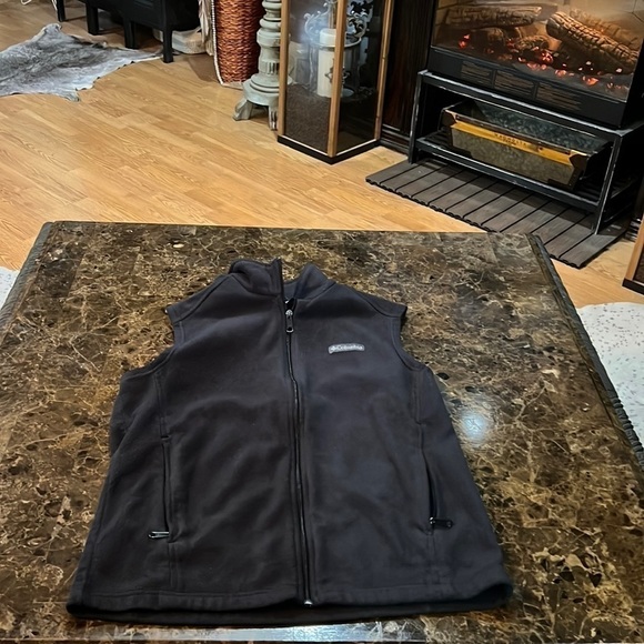 Columbia Other - Columbia medium black vest. MN43